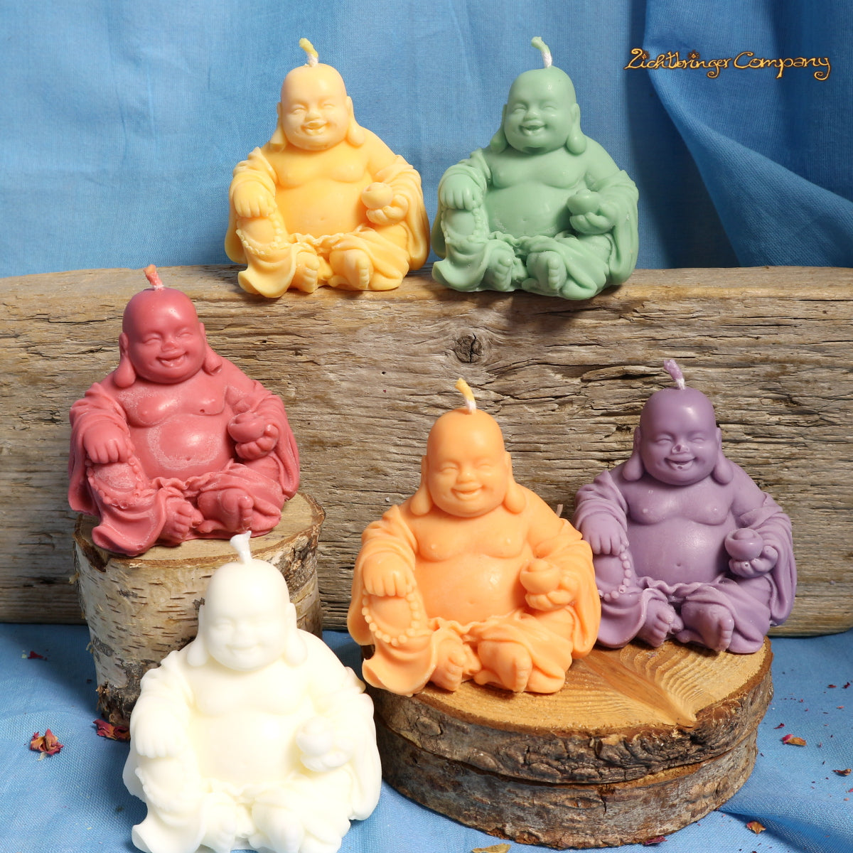 Glücksbuddha Kerzen aus Rapswachs – Detailansicht mehrerer Farben, handgefertigt
