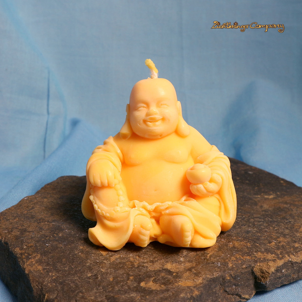 Glücksbuddha Kerze aus Rapswachs in Gelb – vegane Kerze, Made in Germany
