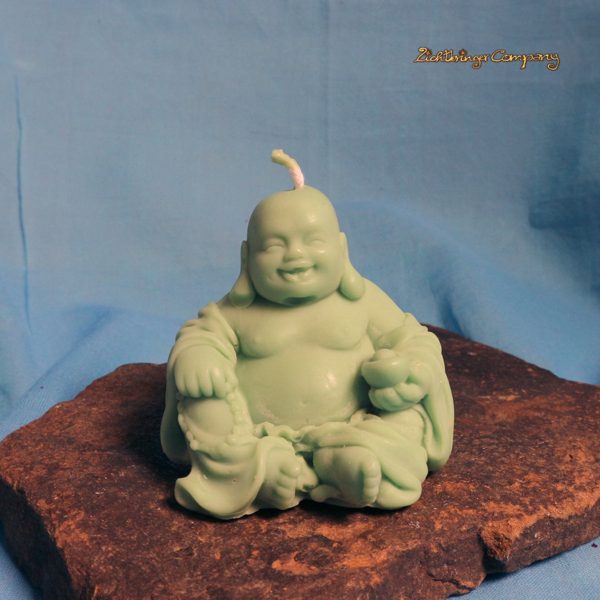Glücksbuddha Kerze aus Rapswachs in Grün – vegane Ritualkerze, Lichtbringer Company
