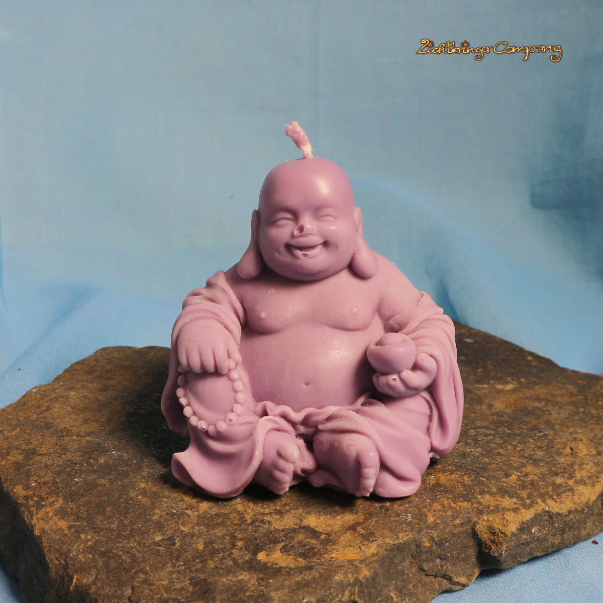Glücksbuddha Kerze aus Rapswachs in Lila – handgefertigte Figurenkerze
