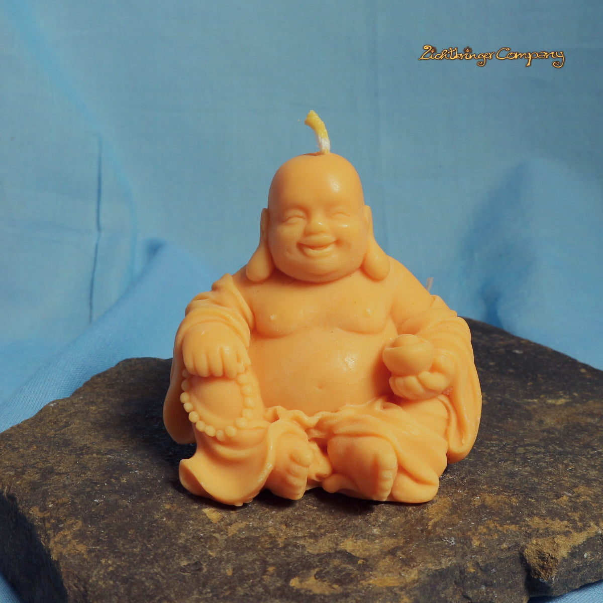 Glücksbuddha Kerze aus Rapswachs in Orange – handgefertigt von Lichtbringer Company
