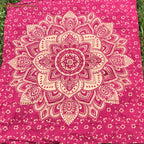 Goldener Lotus Wandtuch bordeauxrot