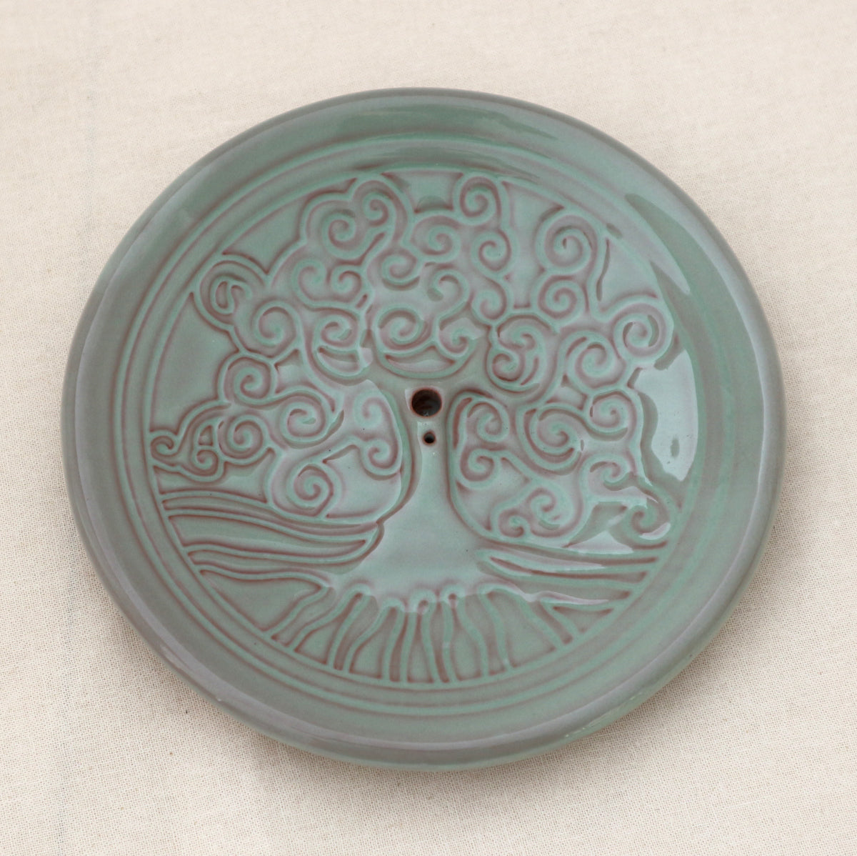 Yggdrasil Räucherstäbchenhalter aus Keramik in Mattgrün – Tonteller mit Weltenbaum-Motiv, für japanische, tibetische und klassische Räucherstäbchen