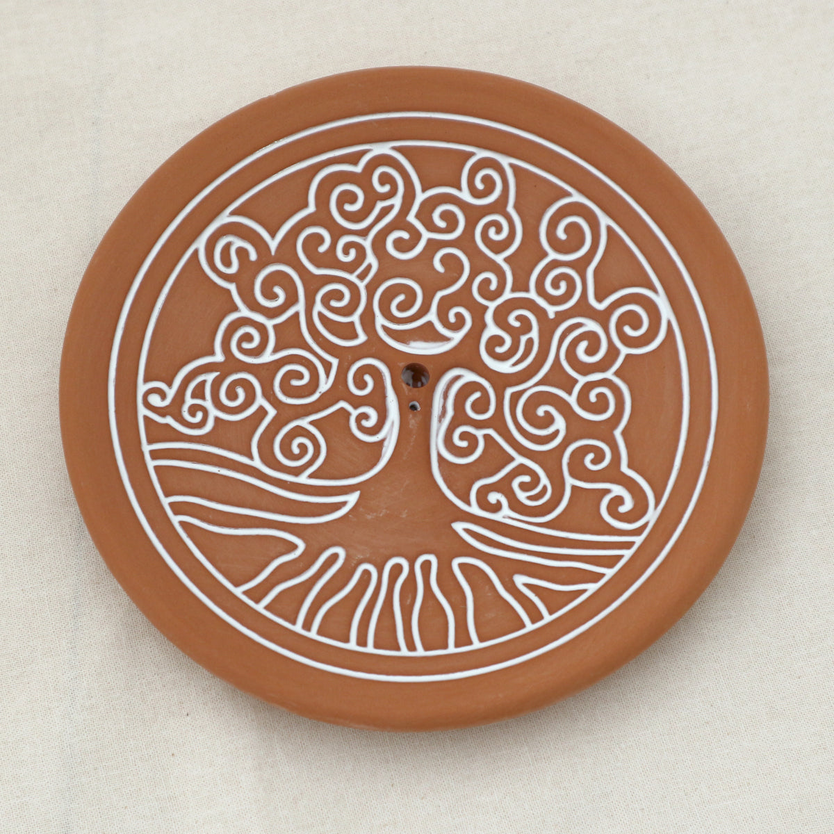 Yggdrasil Räucherstäbchenhalter aus Keramik in Terrakotta  – Tonteller mit Weltenbaum-Motiv, für japanische, tibetische und klassische Räucherstäbchen