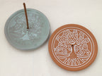 Yggdrasil Räucherstäbchenhalter aus Keramik in zwei Farben – Tonteller mit Weltenbaum-Motiv, für japanische, tibetische und klassische Räucherstäbchen