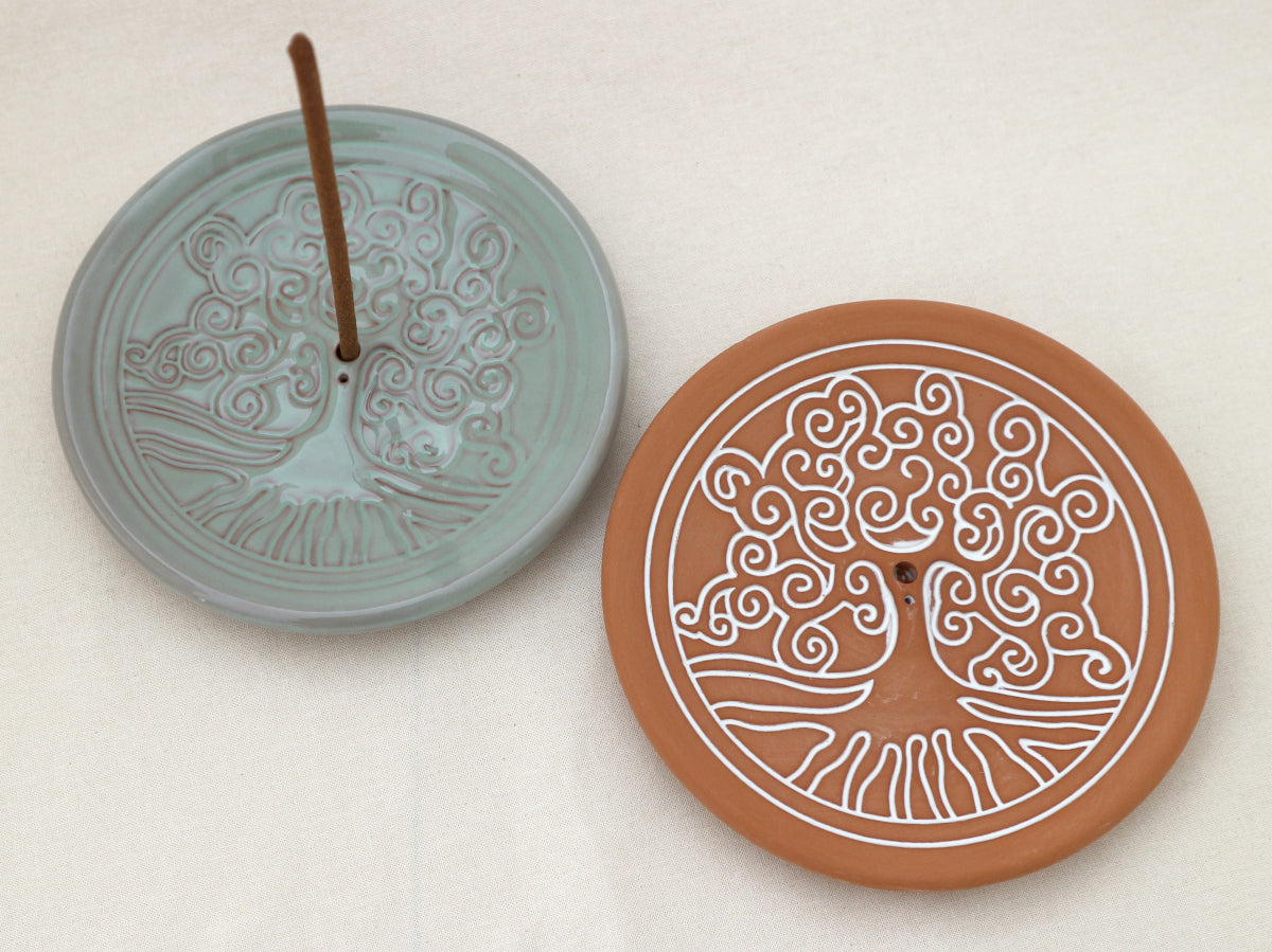 Yggdrasil Räucherstäbchenhalter aus Keramik in zwei Farben – Tonteller mit Weltenbaum-Motiv, für japanische, tibetische und klassische Räucherstäbchen