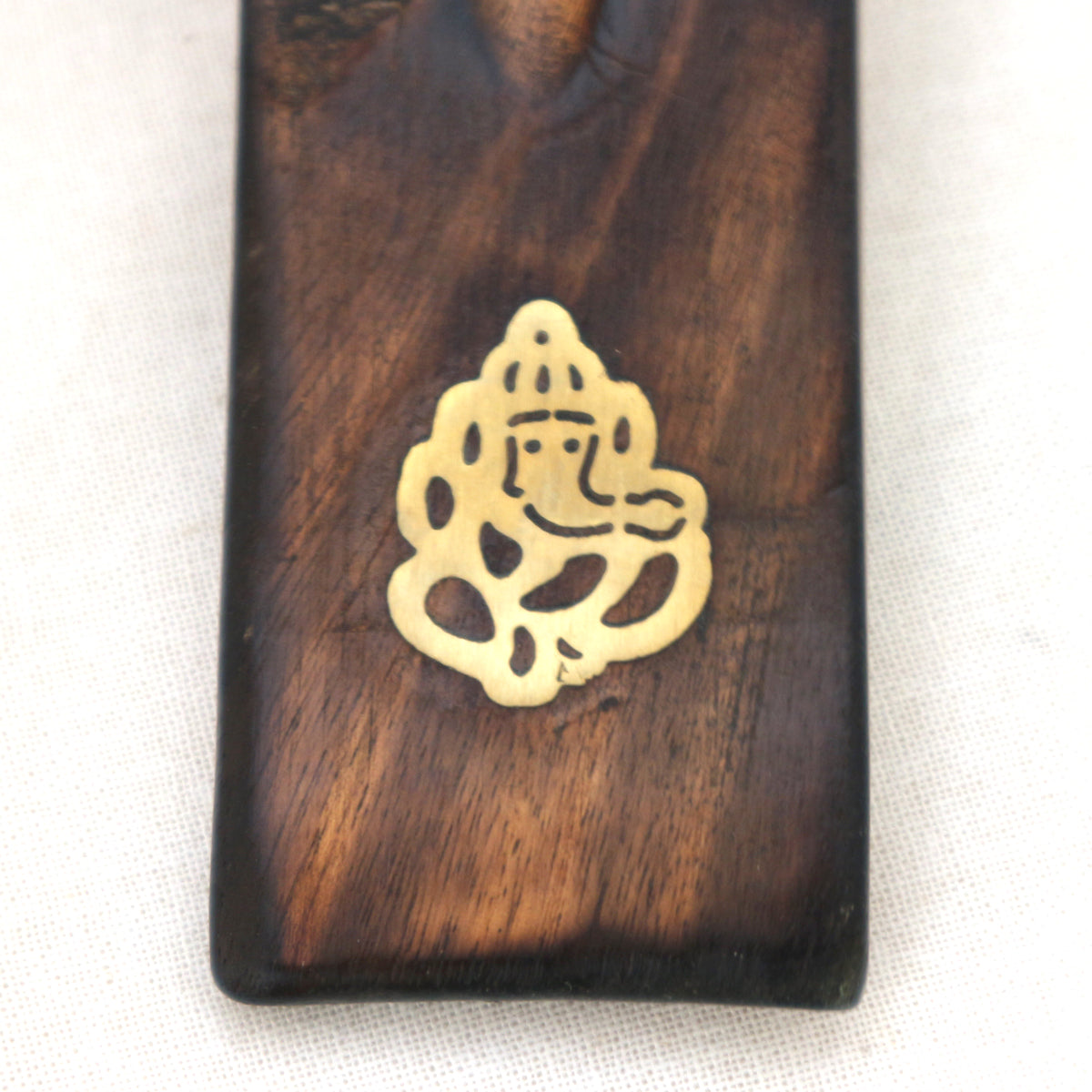 Räucherstäbchenhalter aus Mangoholz mit Messingeinlage, Motiv Ganesha – geschwungene Form, 27 cm, für klassische Räucherstäbchen