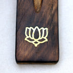 Räucherstäbchenhalter aus Mangoholz mit Messingeinlage, Motiv Lotusblüte – geschwungene Form, 27 cm, für klassische Räucherstäbchen