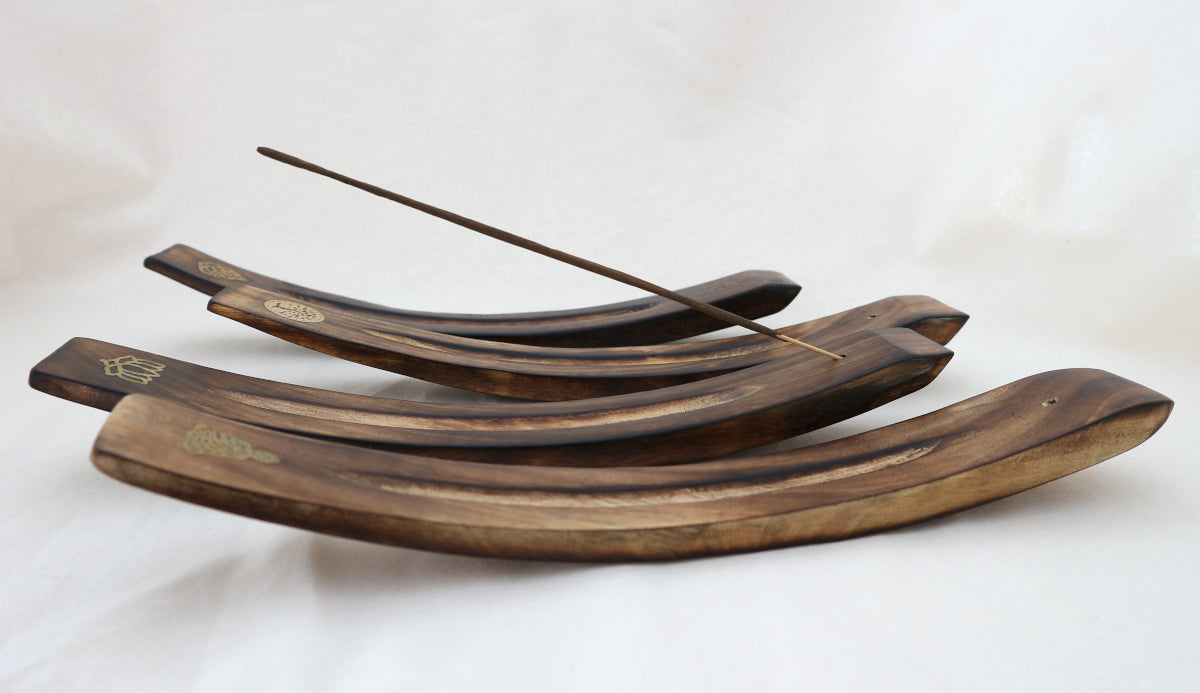 Räucherstäbchenhalter aus Mangoholz mit Messingeinlage, sechs verschiedene Motive – geschwungene Form, 27 cm, für klassische Räucherstäbchen
