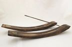 Räucherstäbchenhalter aus Mangoholz mit Messingeinlage, sechs verschiedene Motive – geschwungene Form, 27 cm, für klassische Räucherstäbchen
