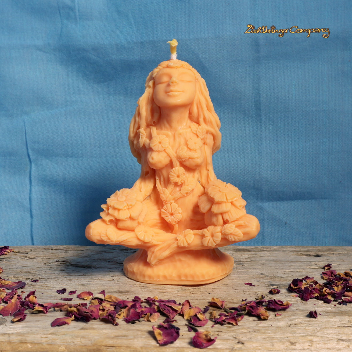 Lady Gaia Kerze aus Rapswachs in Orange – vegane Figurenkerze, handgefertigt
