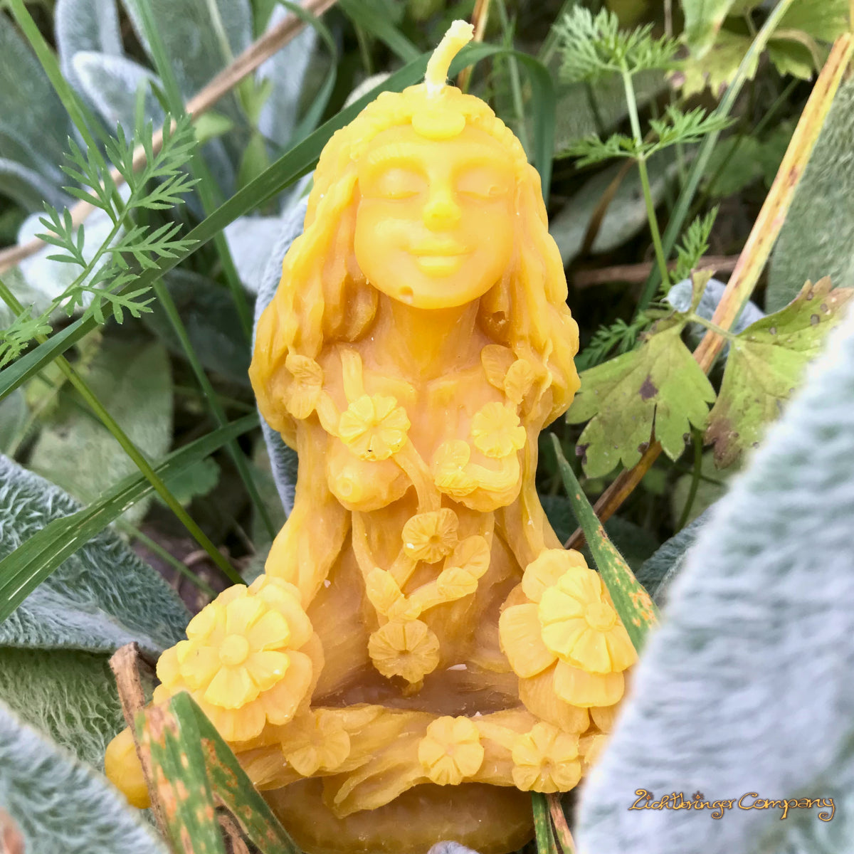 Lady Gaia Mutter Natur Kerzenstatue aus Bienenwachs, Detailansicht – handgefertigt von Lichtbringer Company

