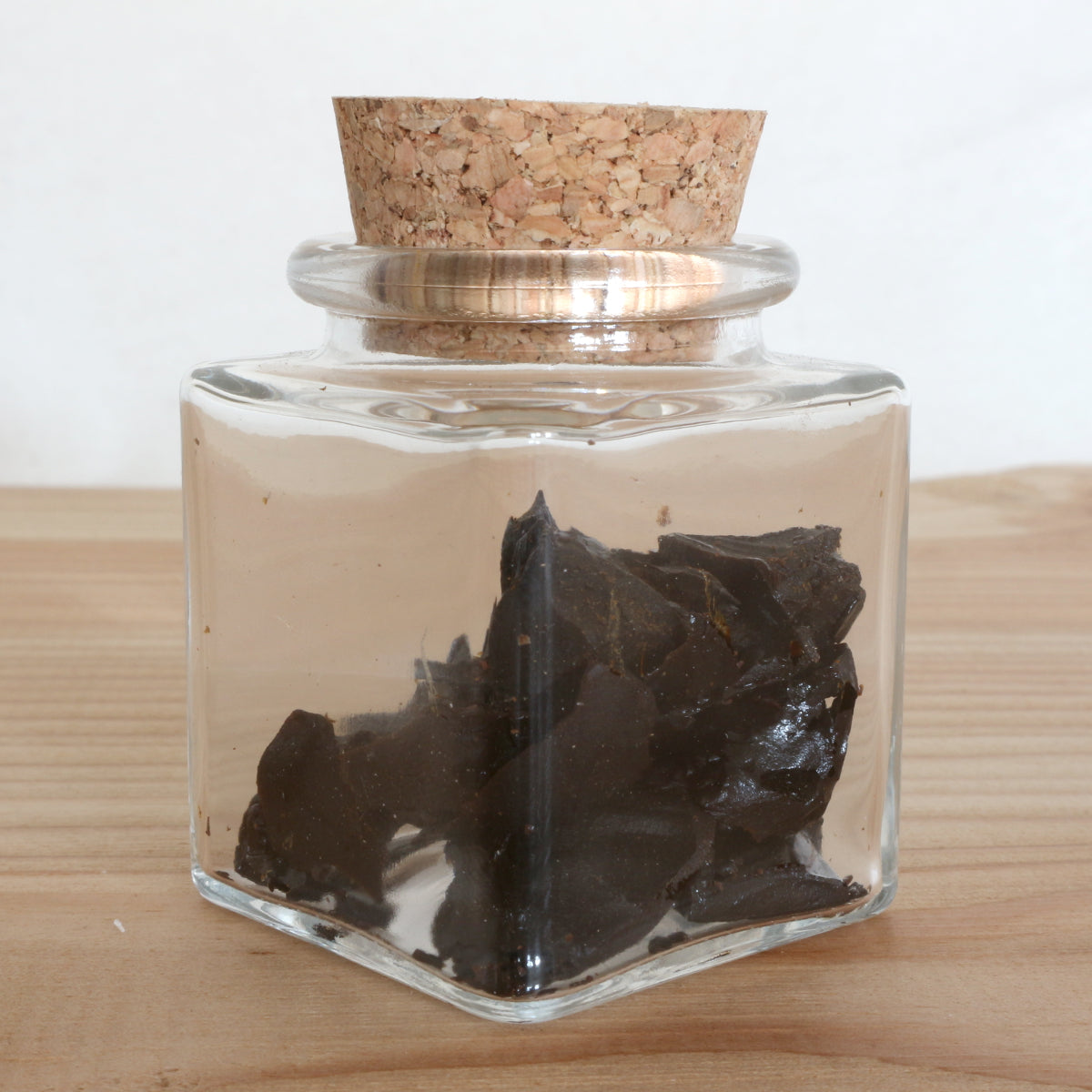 Labdanum Räucherharz – 10 Gramm dunkles Harz in einem Glas mit Korkenverschluss