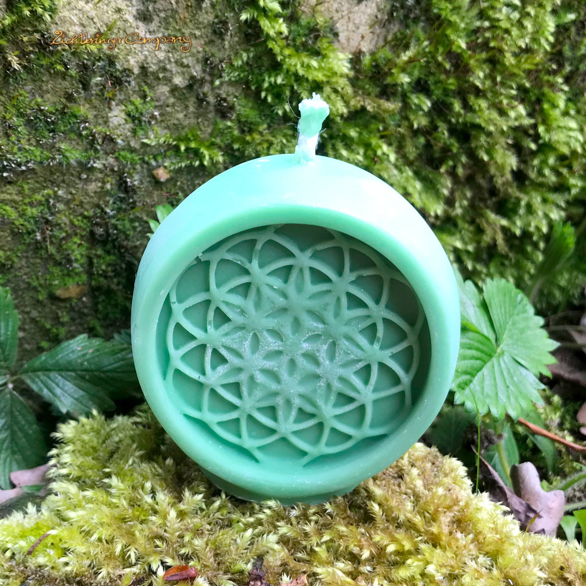 Ritualkerze mit Blume des Lebens Symbol aus Rapswachs, in Grün – vegane Kerze, Made in Germany
