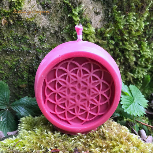 Blume des Lebens Ritualkerze aus Rapswachs in Rot – handgefertigt von Lichtbringer Company
