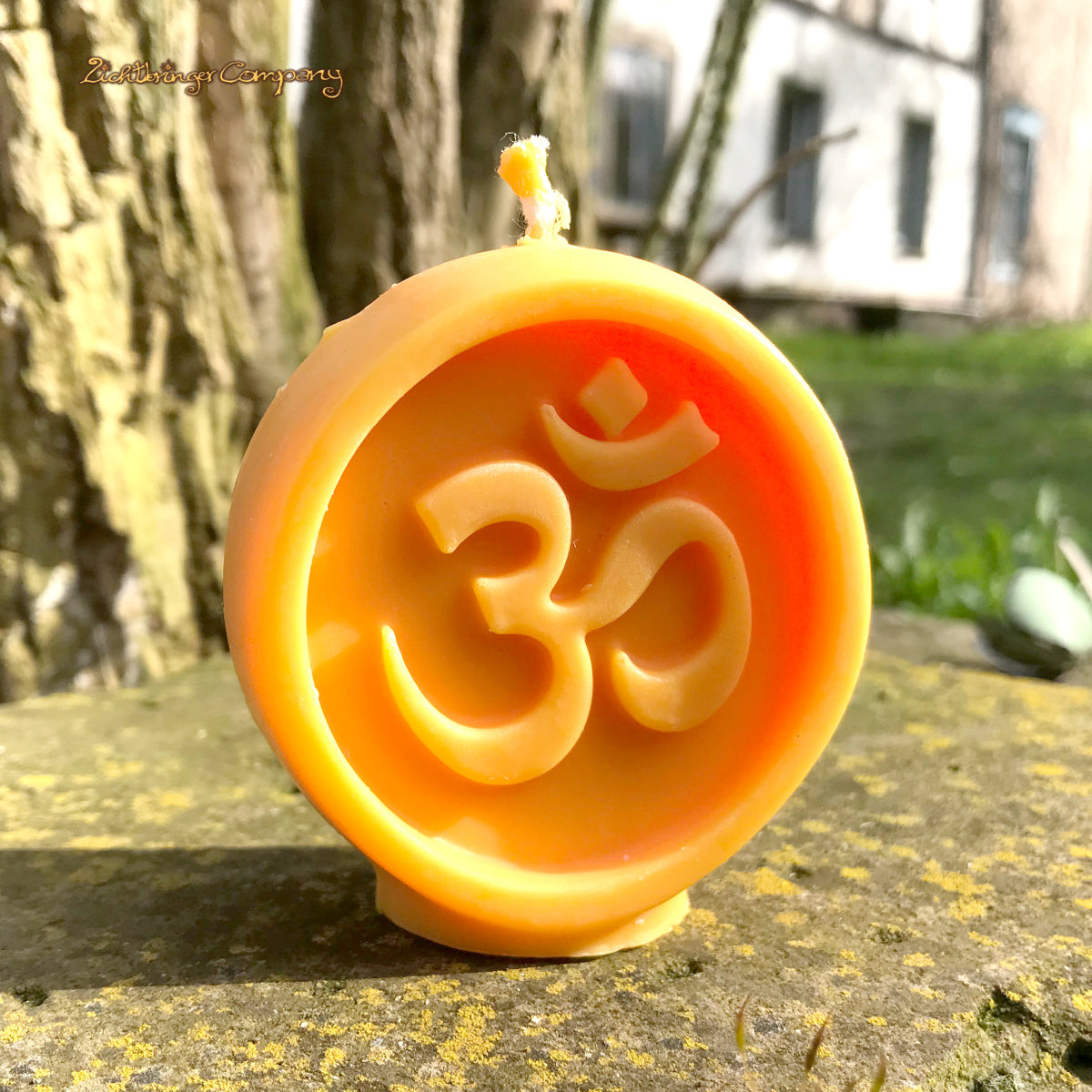 Om Ritualkerze aus Rapswachs in Gelb – vegane Symbolkerze, handgefertigt