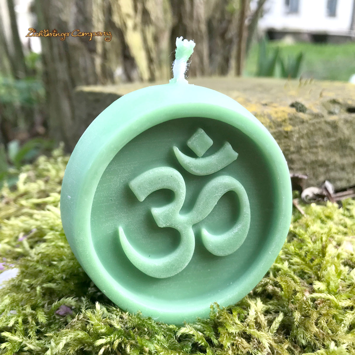 Om Ritualkerze aus Rapswachs in Grün – handgefertigt von Lichtbringer Company
