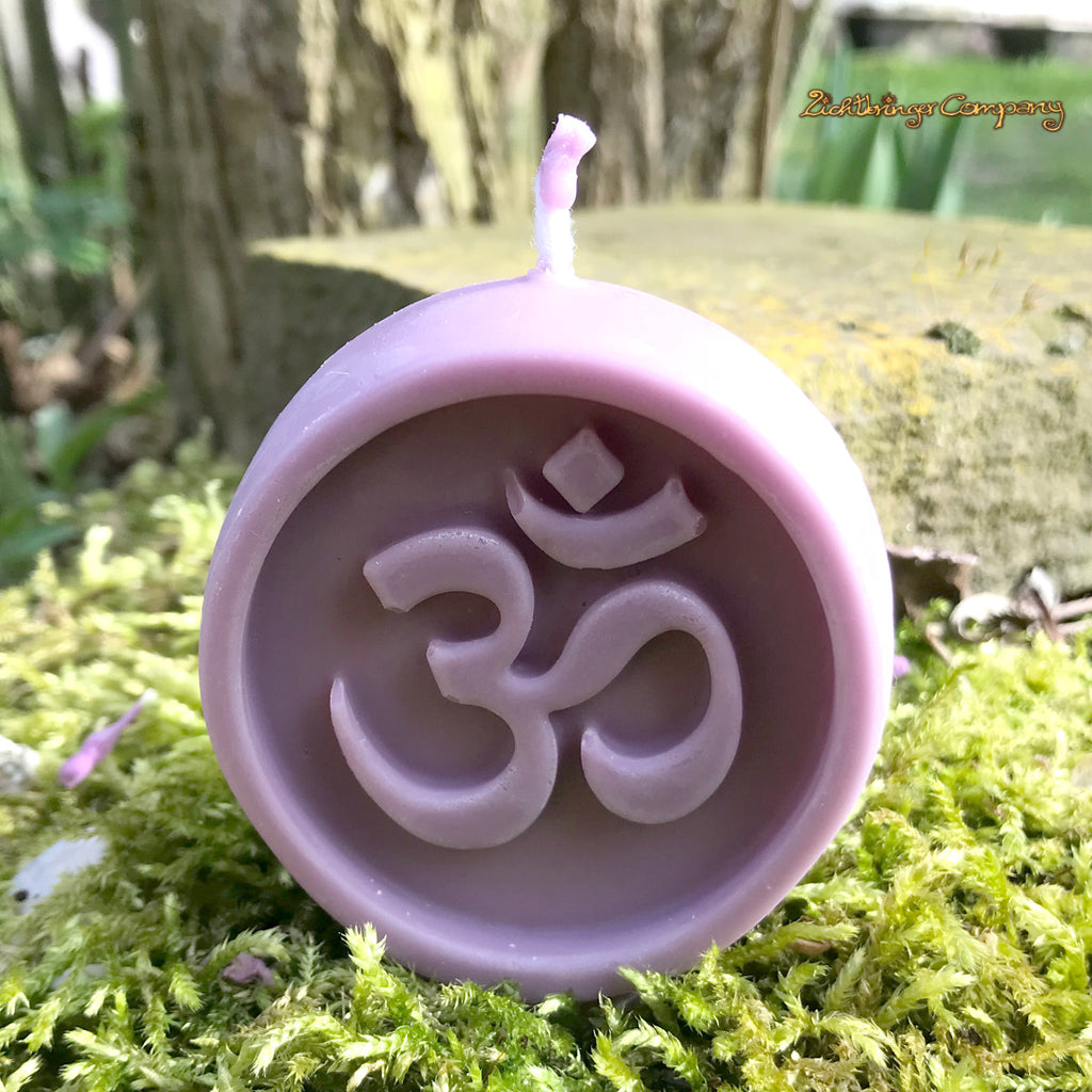 Om Ritualkerze aus Rapswachs in Lila – vegane Symbolkerze, handgefertigt
