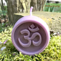 Om Ritualkerze aus Rapswachs in Lila – vegane Symbolkerze, handgefertigt
