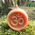 Om Ritualkerze aus Rapswachs in Orange – vegane Symbolkerze von der Lichtbringer Company