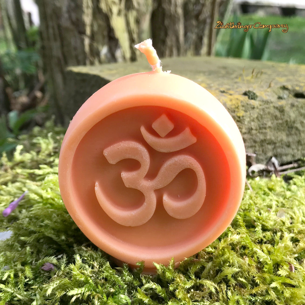 Om Ritualkerze aus Rapswachs in Orange – vegane Symbolkerze von der Lichtbringer Company