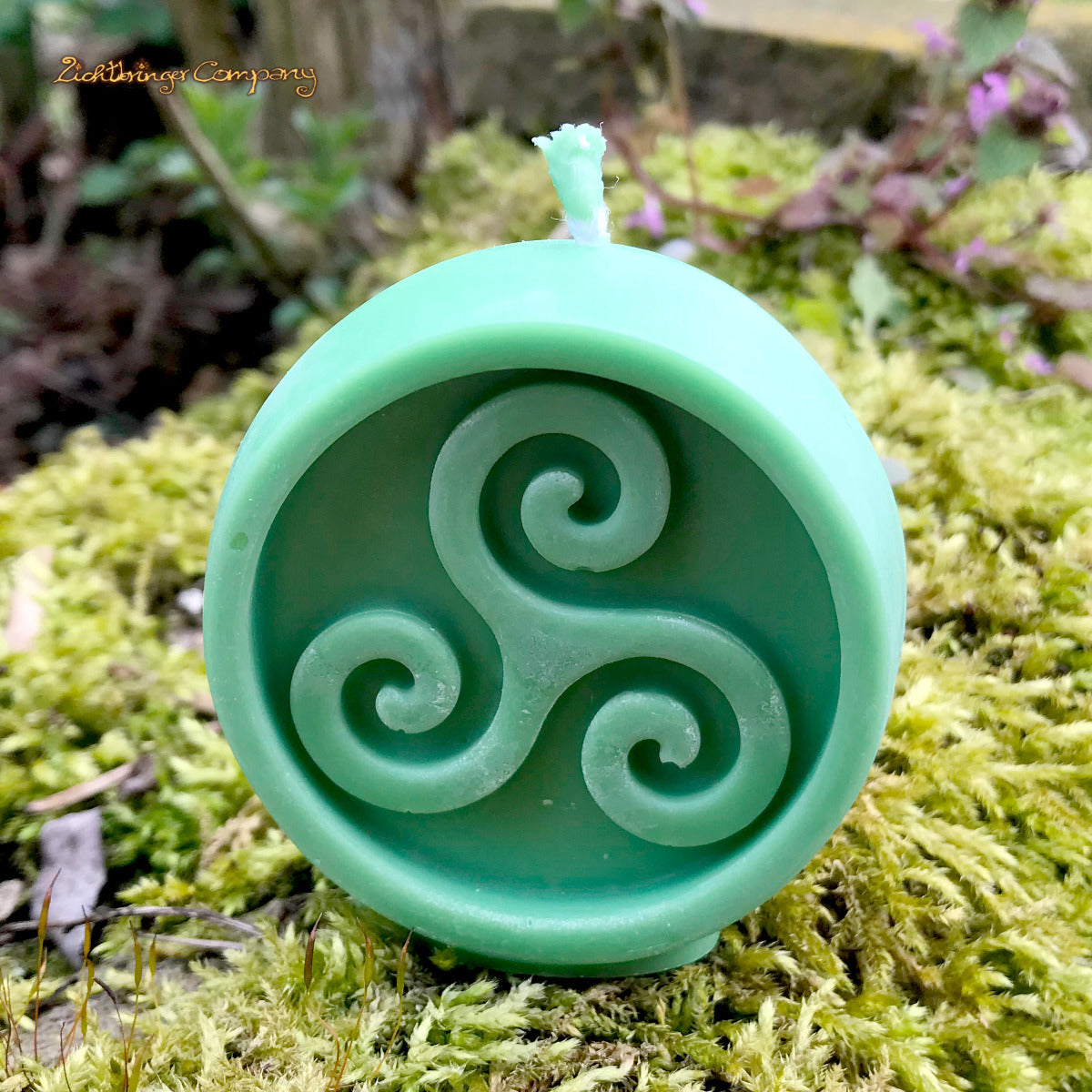Triskele Ritualkerze aus Rapswachs in Grün – keltisches Symbol, Made in Germany
