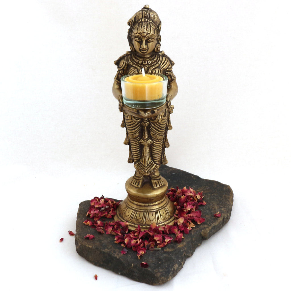 Deep Lakshmi Statue mit Lichterschale