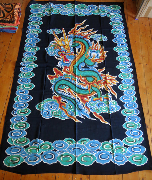 Drachen Dekotuch – buntes Baumwolltuch mit Drachen-Motiv auf schwarzem Hintergrund