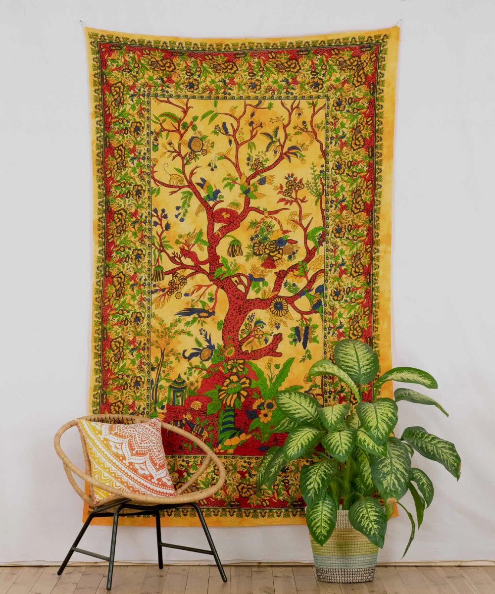 Lebensbaum Dekotuch in Orange-Gelb, ca. 140 × 200 cm, als Wandbehang
