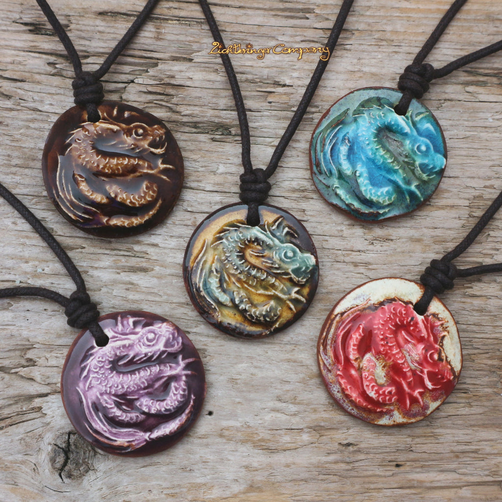 Handgefertigte Drachen-Anhänger aus Ton in verschiedenen Farben – Keramikschmuck von Neclays