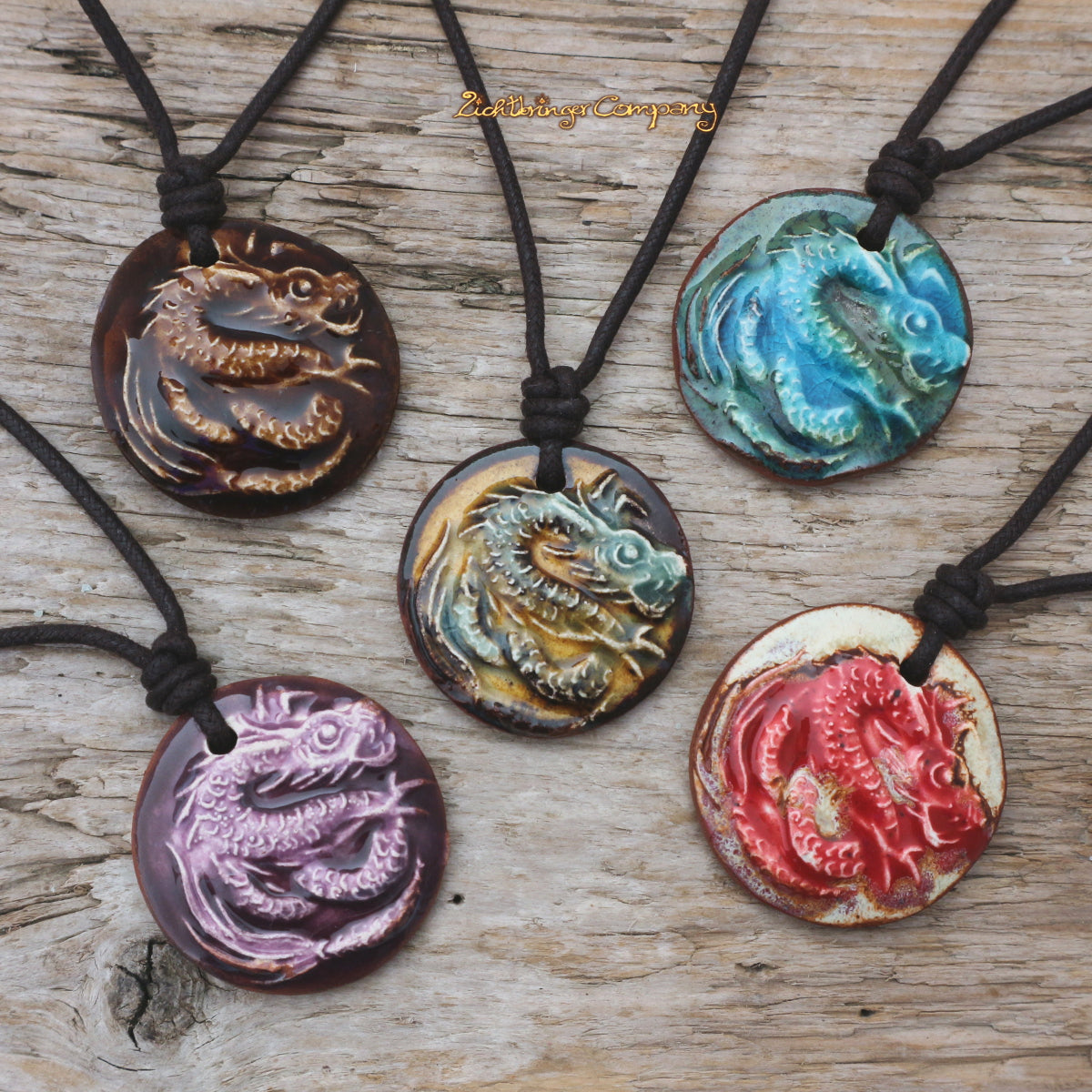 Handgefertigte Drachen-Anhänger aus Ton in verschiedenen Farben – Keramikschmuck von Neclays