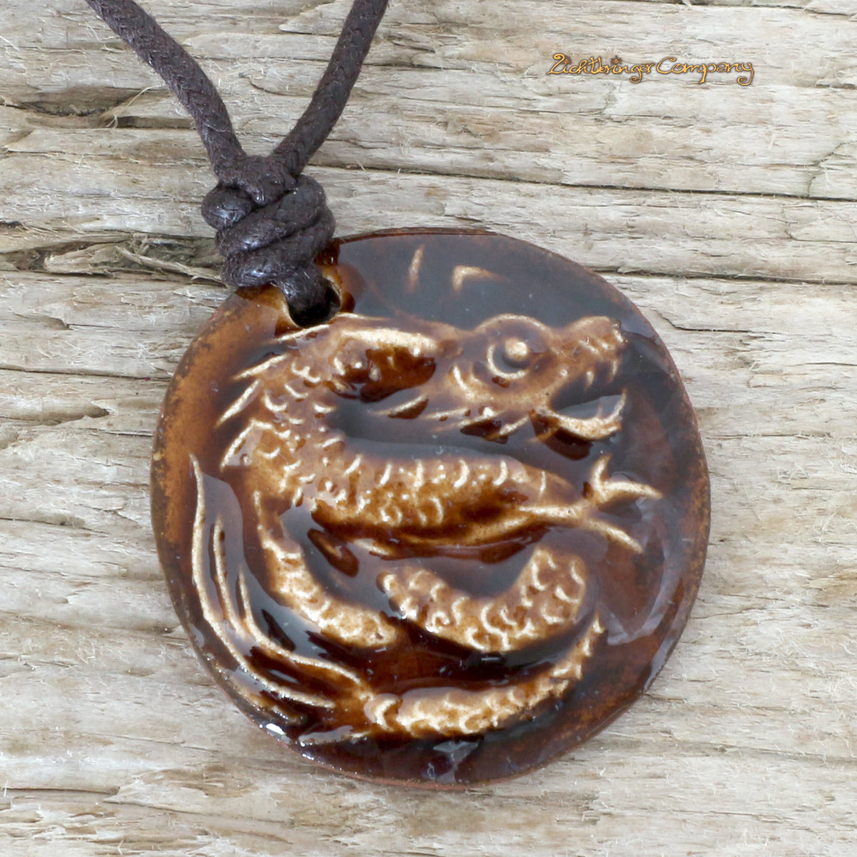 Drachen-Anhänger aus Ton in Braun, an gewachster Baumwollkette – handgefertigtes Keramik-Amulett