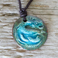 Drachen-Anhänger aus Ton in Grün-Blau, an gewachster Baumwollkette – handgefertigtes Keramik-Amulett