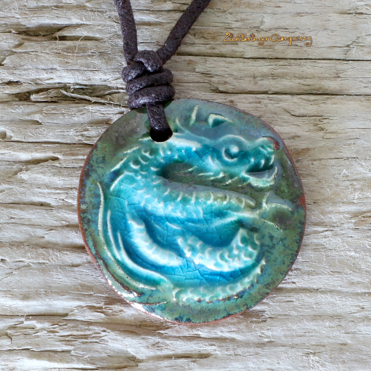 Drachen-Anhänger aus Ton in Grün-Blau, an gewachster Baumwollkette – handgefertigtes Keramik-Amulett