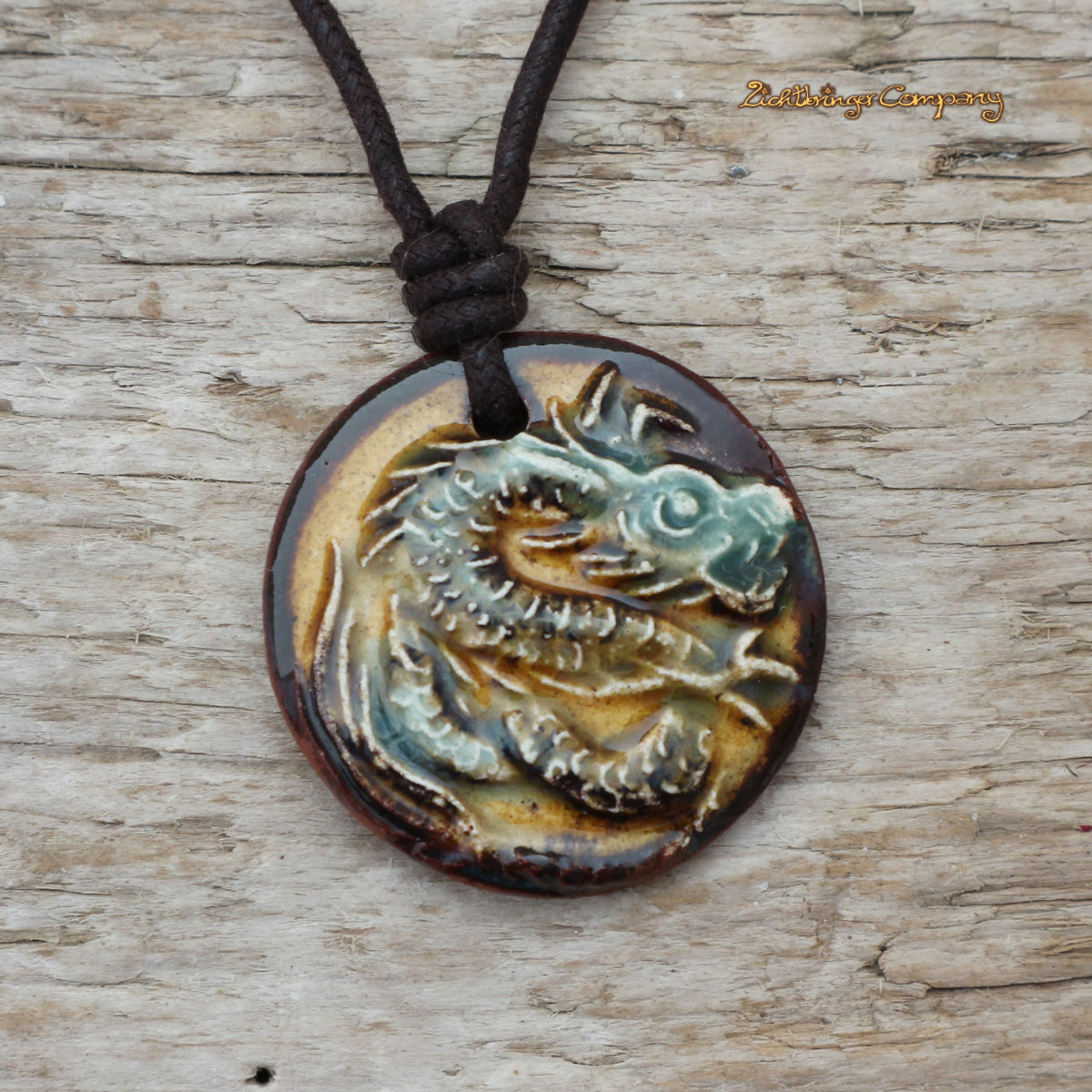 Drachen-Anhänger aus Ton in Grün-Braun, an gewachster Baumwollkette – handgefertigtes Keramik-Amulett