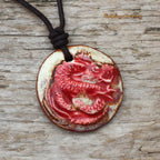 Drachen-Anhänger aus Ton in Rot, an gewachster Baumwollkette – handgefertigtes Keramik-Amulett