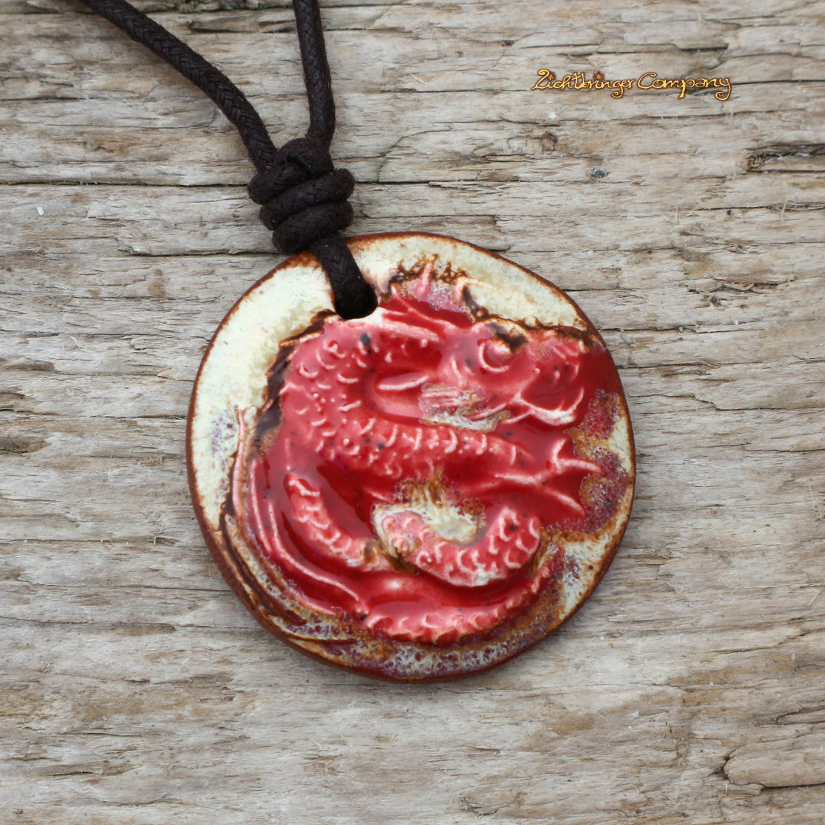 Drachen-Anhänger aus Ton in Rot, an gewachster Baumwollkette – handgefertigtes Keramik-Amulett
