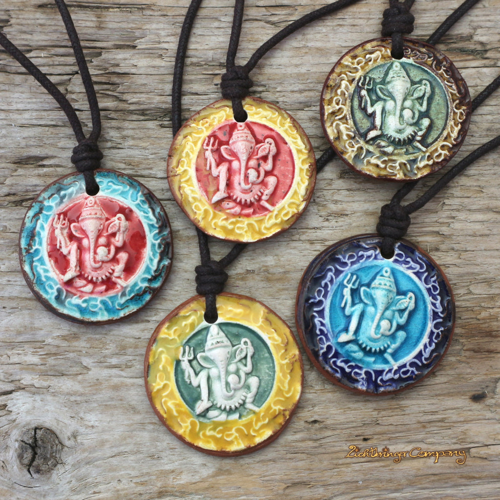 Ganesha-Anhänger aus Ton in verschiedenen Farben, an gewachster Baumwollkette – handgefertigte Yoga Amulette