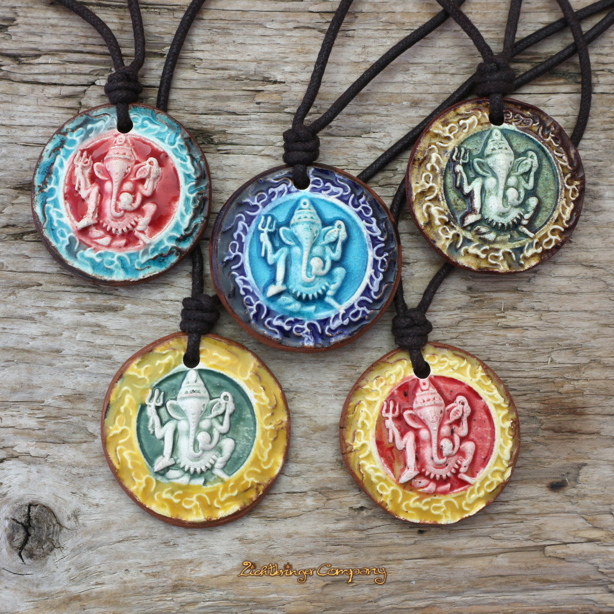 Ganesha-Anhänger aus Ton in verschiedenen Farben, an gewachster Baumwollkette – handgefertigte Yoga Amulette