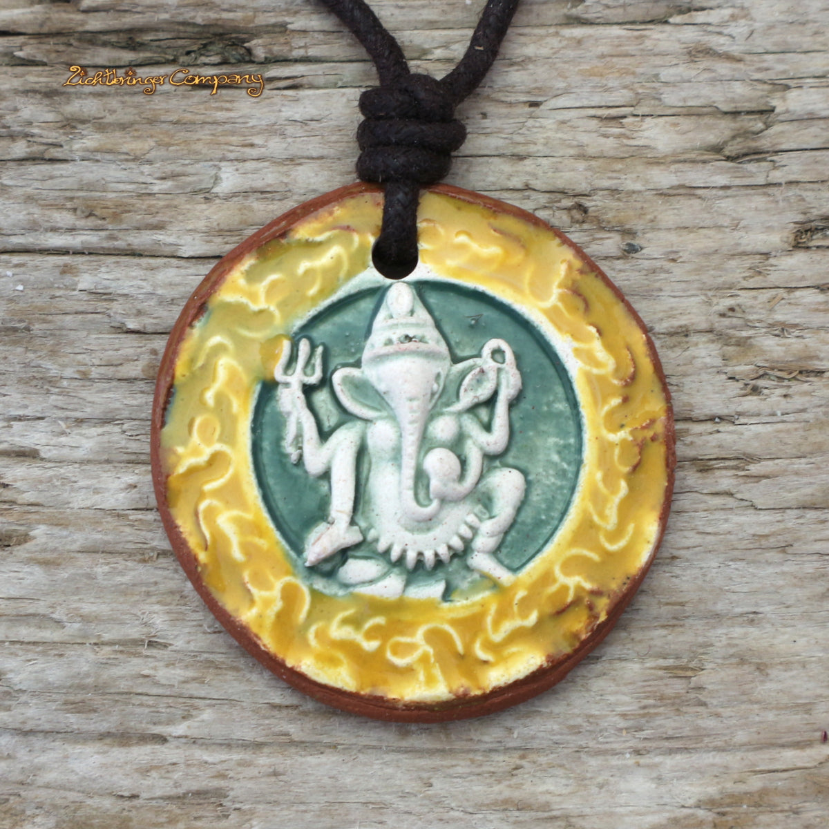 Ganesha-Anhänger aus Ton in Grün-Gelb, an gewachster Baumwollkette – handgefertigtes Yoga Amulett
