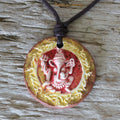 Ganesha-Anhänger aus Ton in Rot-Gelb, an gewachster Baumwollkette – handgefertigtes Yoga Amulett