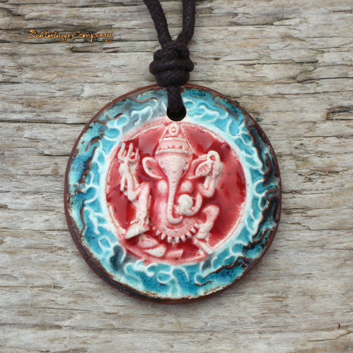 Ganesha-Anhänger aus Ton in Rot-Blau, an gewachster Baumwollkette – handgefertigtes Yoga Amulett