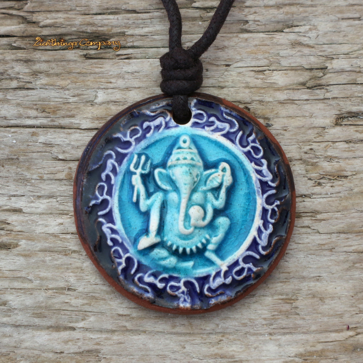 Ganesha-Anhänger aus Ton in Türkis-Blau, an gewachster Baumwollkette – handgefertigtes Yoga Amulett