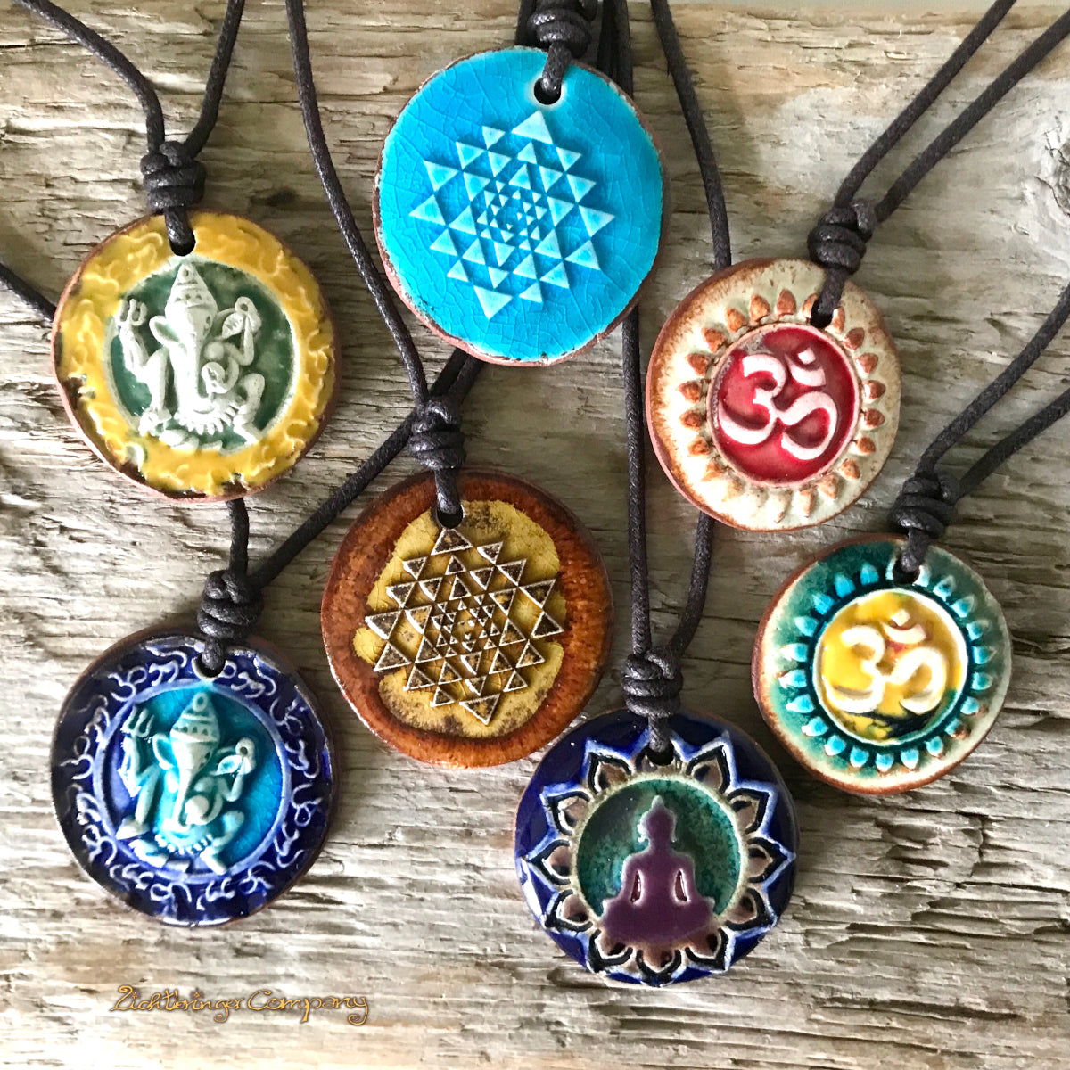 Amulette aus Keramik mit verschiedenen Symbolen und Farben