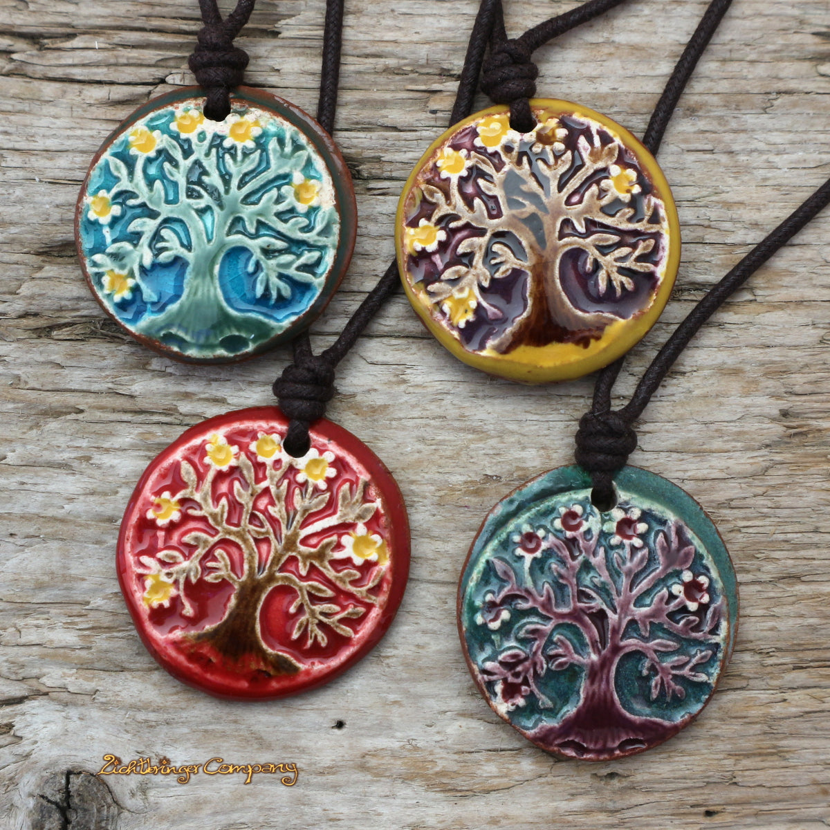 Handgefertigte Lebensbaum-Anhänger aus Ton in vier verschiedenen Farben  – Keramikschmuck mit Symbol Yggdrasil