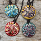 Handgefertigte Lebensbaum-Anhänger aus Ton in vier verschiedenen Farben  – Keramikschmuck mit Symbol Yggdrasil