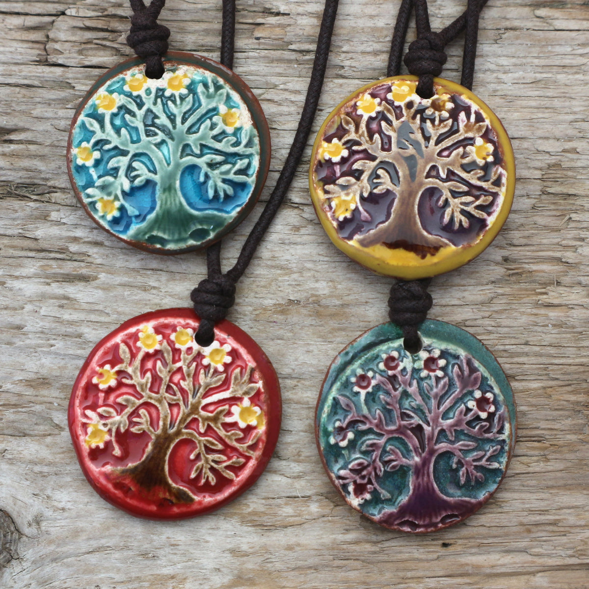 Handgefertigte Lebensbaum-Anhänger aus Ton in vier verschiedenen Farben  – Keramikschmuck mit Symbol Yggdrasil