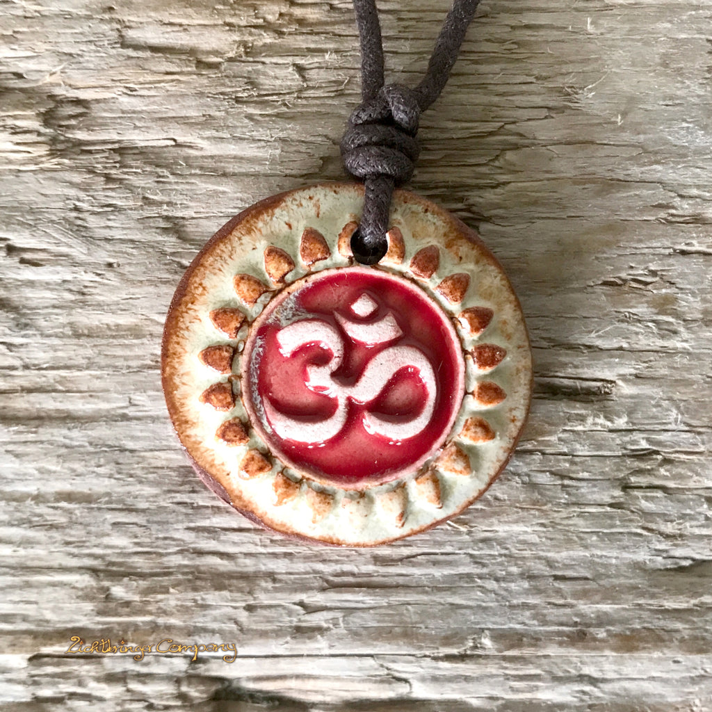 Om-Anhänger aus Ton in Rot, an verstellbarer Baumwollkette – handgefertigtes Keramik-Amulett