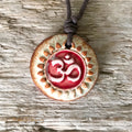 Om-Anhänger aus Ton in Rot, an verstellbarer Baumwollkette – handgefertigtes Keramik-Amulett