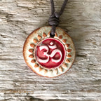 Om-Anhänger aus Ton in Rot, an verstellbarer Baumwollkette – handgefertigtes Keramik-Amulett